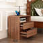 Grande table de chevet moderne avec station de charge, table de chevet en bois de 23,6 po de largeur avec 2 tiroirs de rangement, grande table de bout de style Mid-Century
