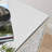 Table basse inversée triangulaire en miroir avec incrustations de diamants en cristal
