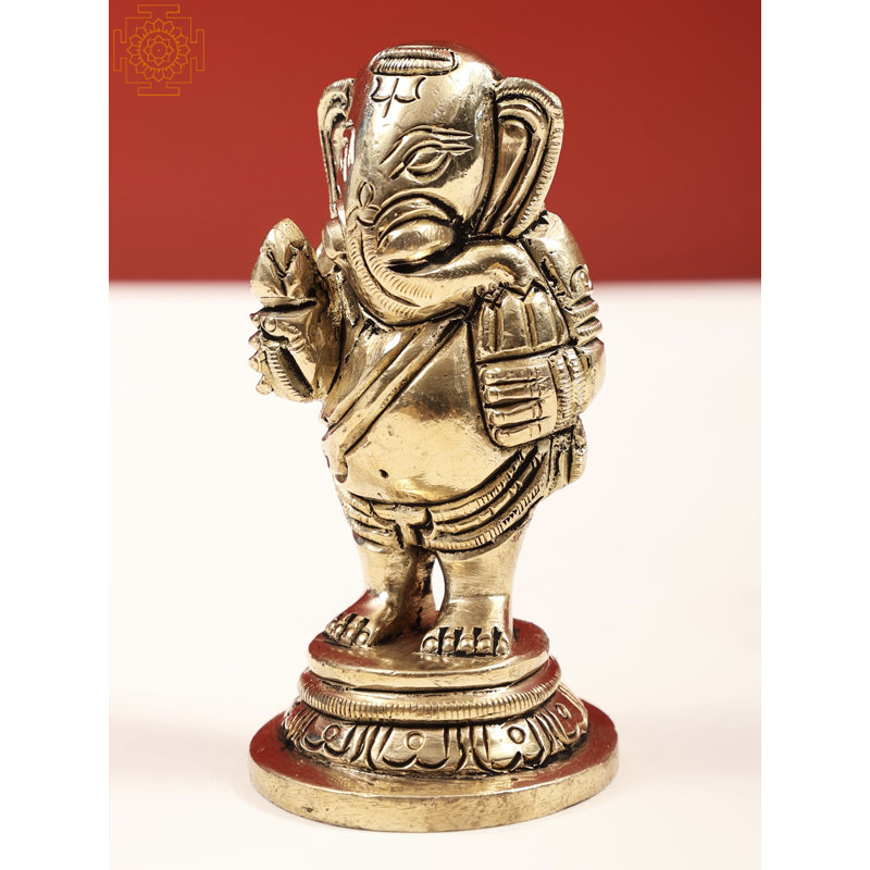 Ganesha debout avec lotus