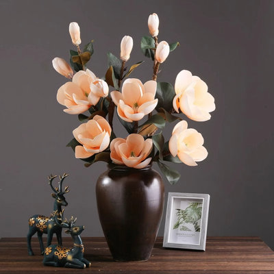 Décoration de fleurs simulées