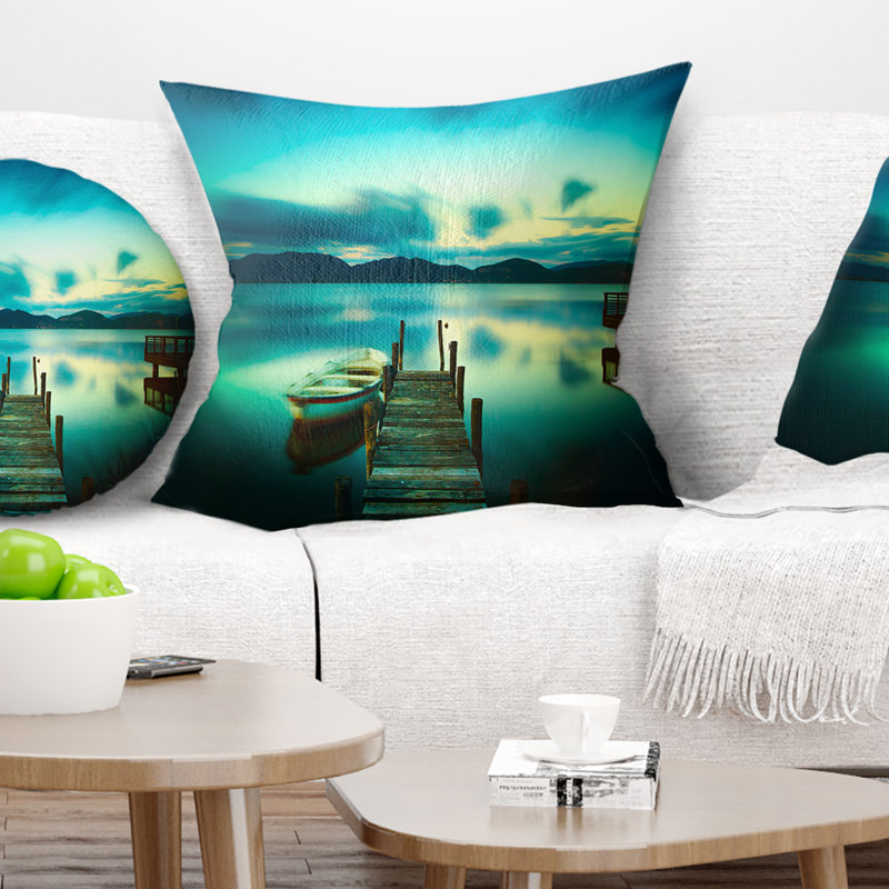 Jetée en bois et bateau en mer - Oreiller imprimé Sea & Shore, 16 po x 1 po, Coussin décoratif