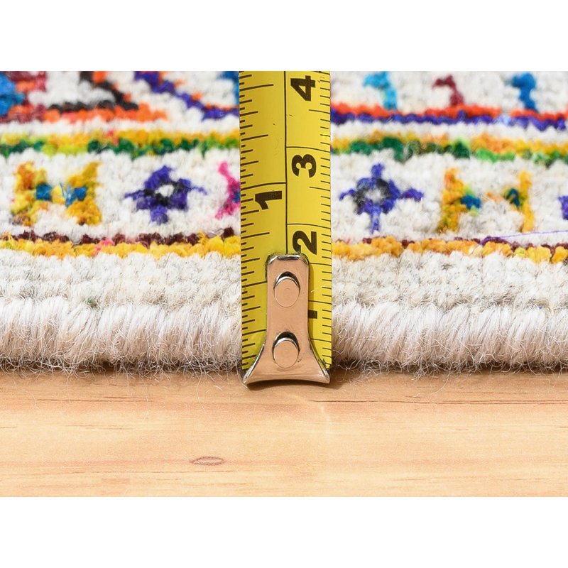 Tapis noué à la main 2 pi 4 po x 10 pi 2 po Saroogh en laine et en soie coloré 9A2784E9C11240E9909BFF99C03E238E