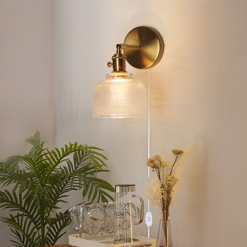 Applique murale élégante en laiton brossé avec verre texturé - bras réglable pour l'éclairage du couloir de la chambre à coucher