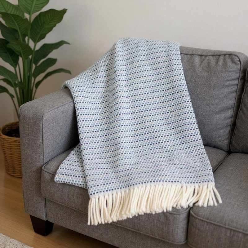Jeté 55 po x 70 po en mélange de coton bleu denim avec frange