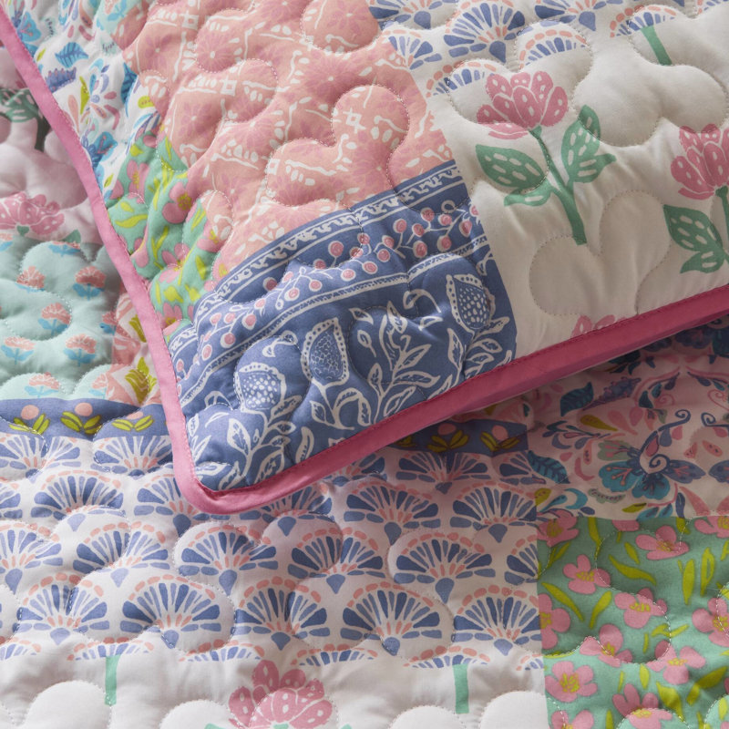 97f-f800-c2734 Bedding, Queen Comforter + 3 Additional Pieces