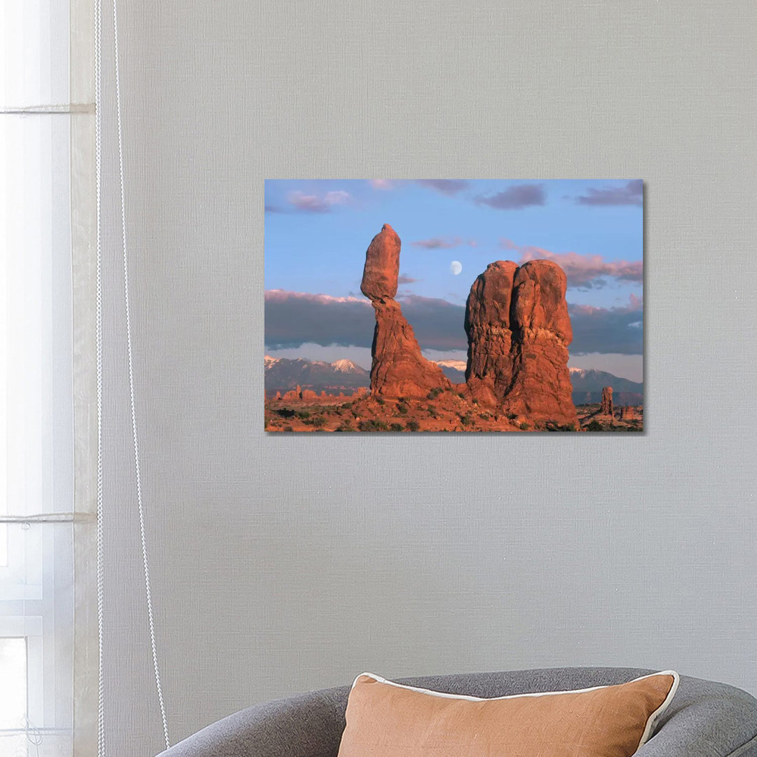 Mond über dem Balanced Rock, Arches National Park, Utah von Tim Fitzharris - Galerie-verpackte Leinwand Giclée