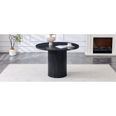 Une table de salle à manger circulaire épissée moderne d'un diamètre de 42 pouces, présentant des textures de couleur bois noir en forme d'éventail en diagonale, interprétant l'esthétique et la fonctionnalité de la maison.