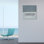 Paysage de plage en barque bleue monochrome par Ynon Mabat - peinture