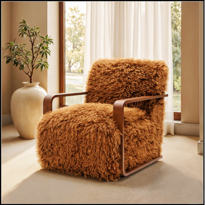 Fauteuil d'appoint d'inspiration rétro avec fourrure douce, accoudoirs incurvés en bois et siège ferme pour un confort optimal dans le salon.
