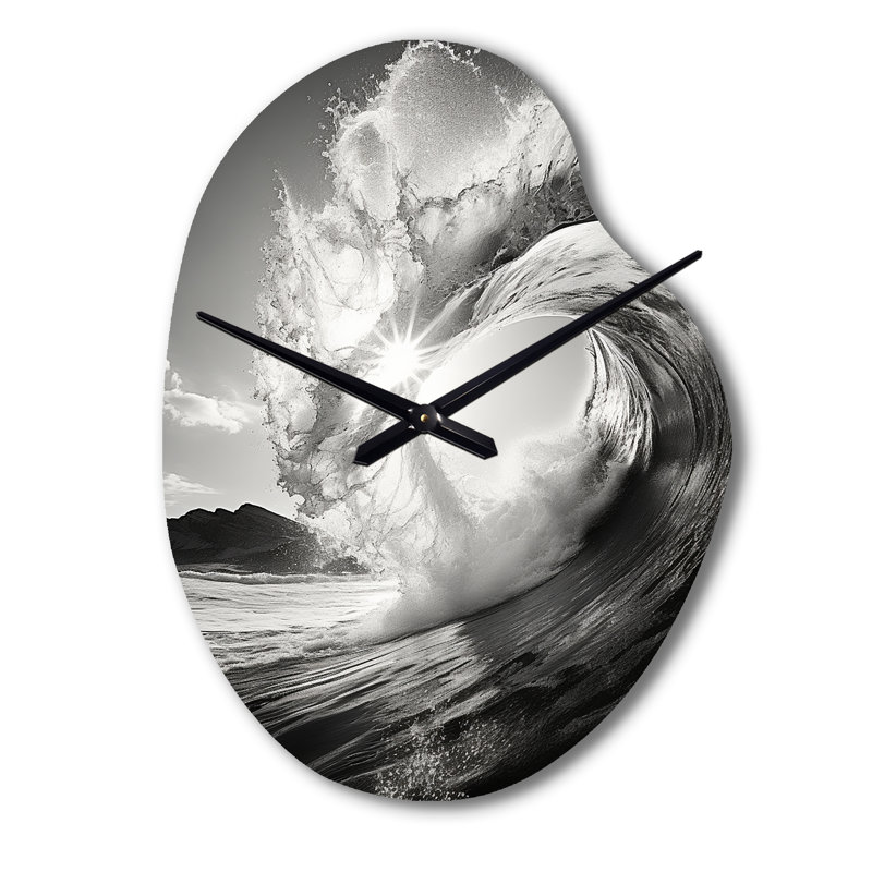 Photo en noir et blanc Wave I - horloge de plage asymétrique en métal, impression d'horloge en métal de forme unique grise