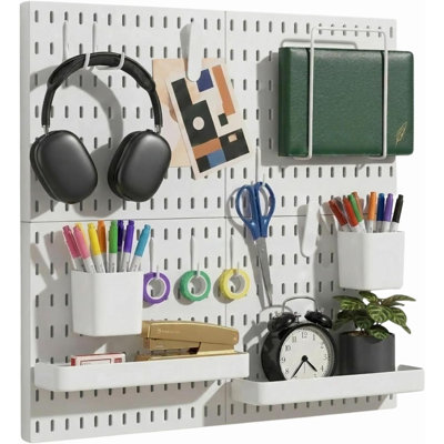 Organisateur mural de panneau perforé, panneaux perforés en plastique, système de rangement modulaire pour bureau à domicile, salle d'artisanat, configuration de jeu (blanc, 22 po x 22 po)