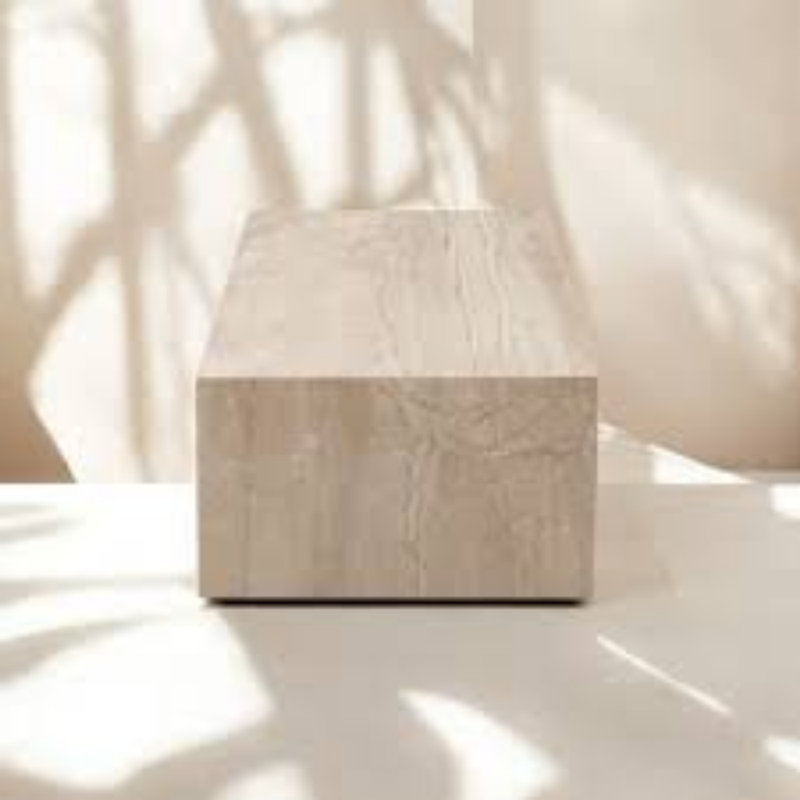 Table basse en marbre poli à la main Valencia avec base sculpturale