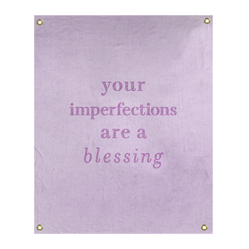 Tapisserie citation d’imperfections écrites en polyester, H 80 po x l 59 po, Violet