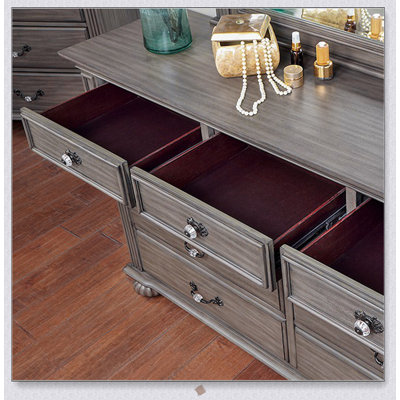 Table de chevet traditionnelle à 3 tiroirs en bois massif, parfaite pour ajouter une élégance classique et du rangement à votre chambre à coucher.