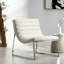 Chaise d'appoint moderne moderne en cuir blanc avec siège ergonomique contemporain au look chic qui rehausse l'expérience d'assise