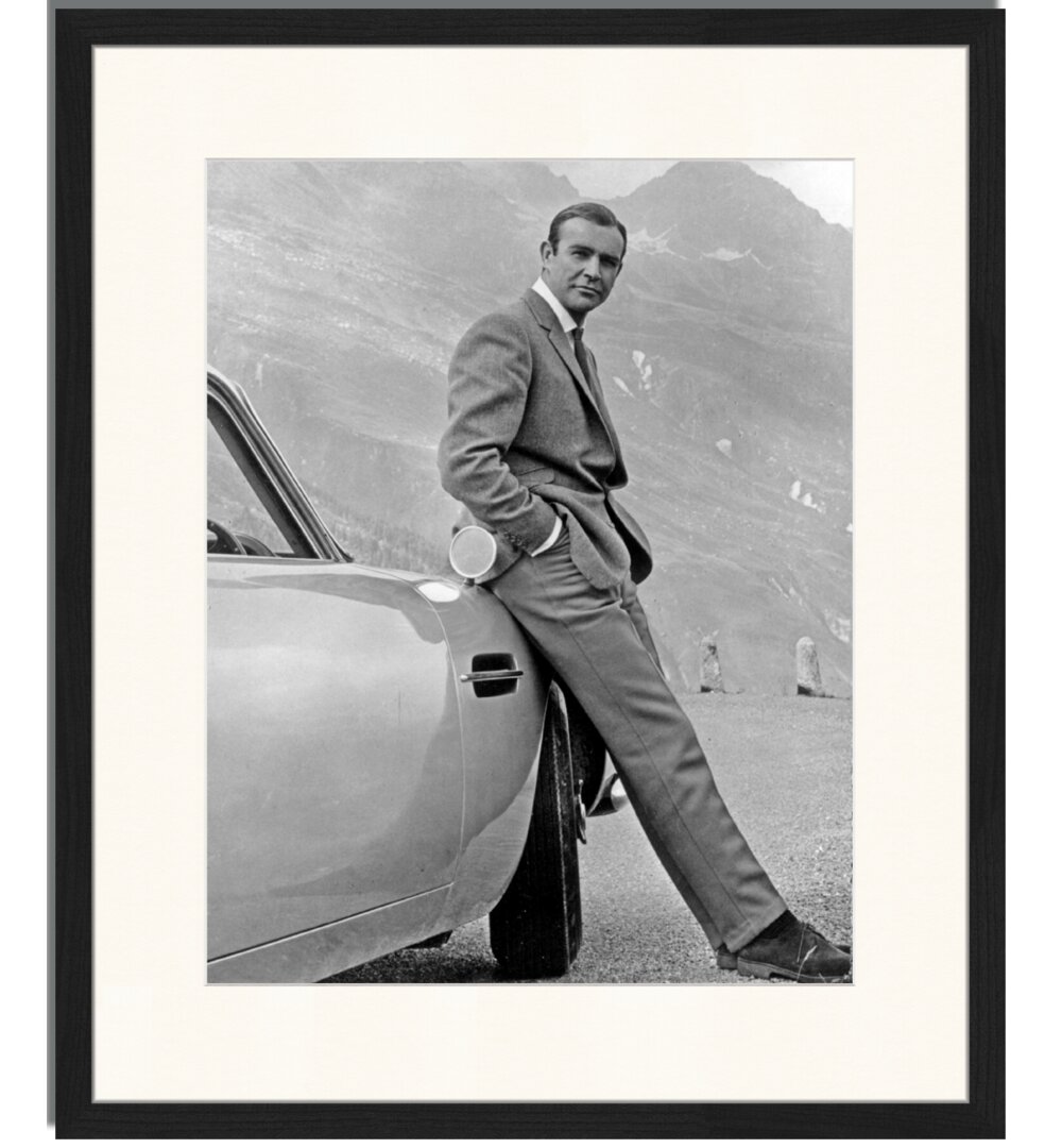 Gerahmtes Poster James Bond in Schottland mit seinem DB6