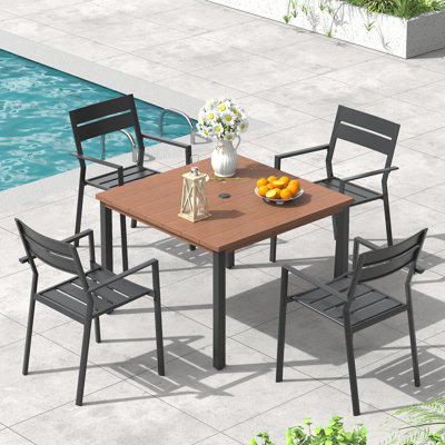 Ensemble de salle à manger de patio avec table carrée en métal et 4 chaises avec accoudoirs empilables en métal