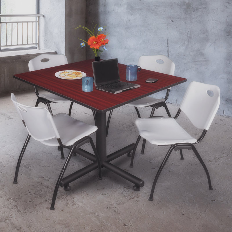 Table de salle de repos carrée Nicklo, chaises empilables 4 M, Acajou, Gris, 48 po