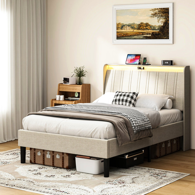 Structure de lit simple avec tête de lit et structure rembourrées confortables - métal et bois, 800 lb maximum, beige, 2 prises de courant alternatif, plateforme de montage silencieuse, base en bois tendre, capacité de 800 lb, velours beige, bruit