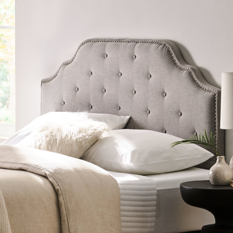 Tête de lit à boutons en gris - grand et double pour une allure moderne de chambre à coucher avec coutures en losange et tissu élégant avec garniture cloutée