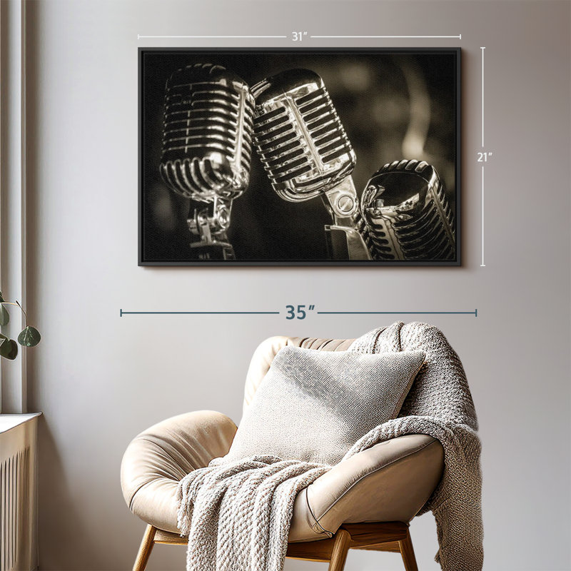 Trois micros rétro, reproduction sur toile, H 21 po x l 31 po