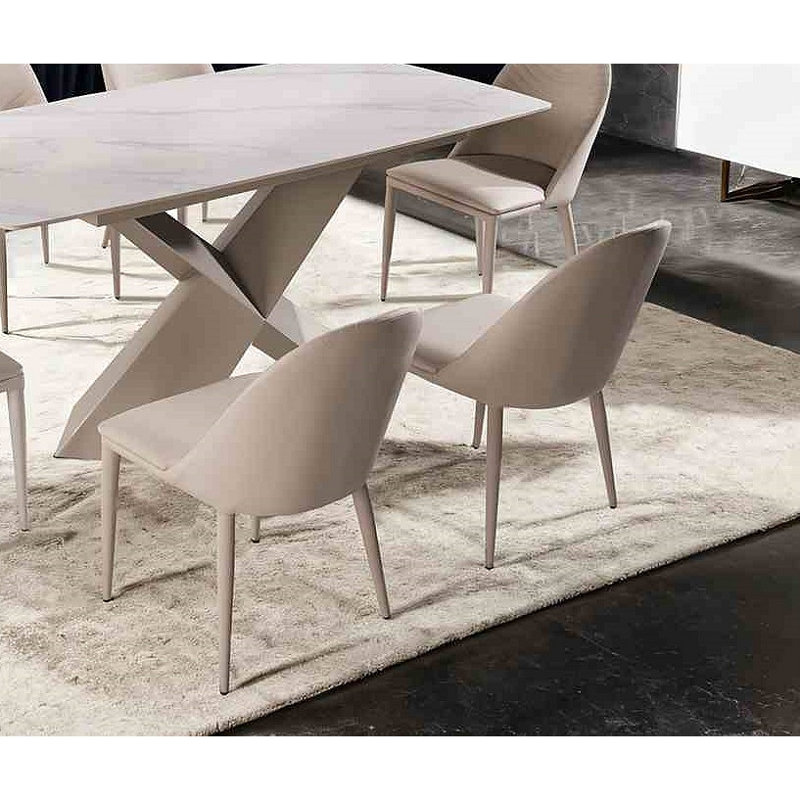 Chaise d'appoint de style contemporain recouverte de similicuir avec surpiqûres arquées, Brun