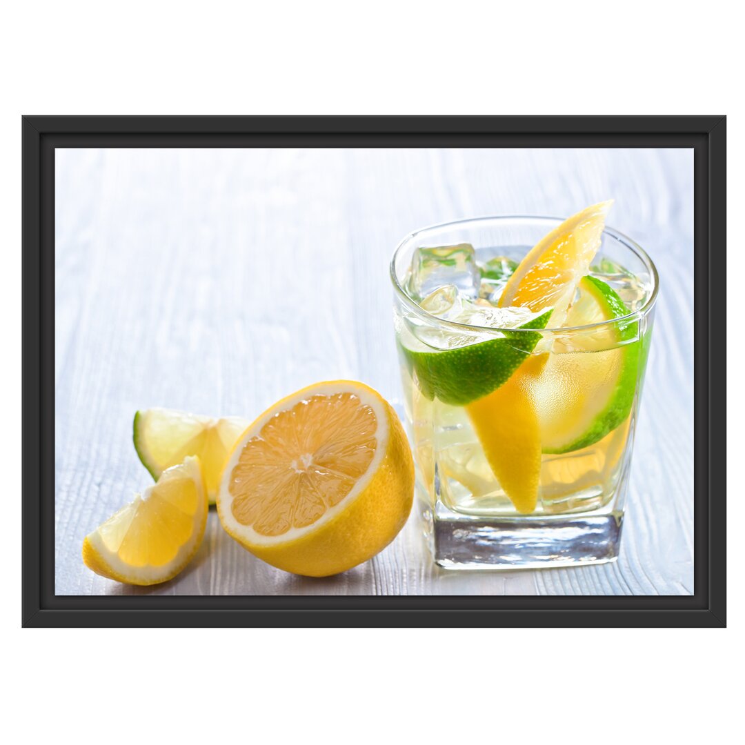 Gerahmtes Wandbild Gin Tonic Shot mit Zitronen