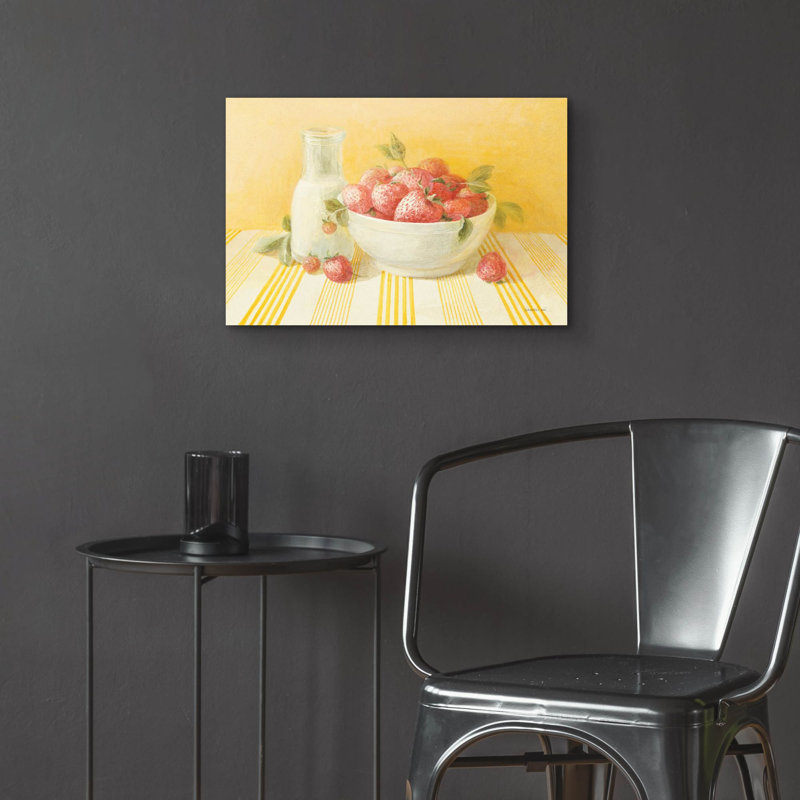 «Strawberries And Cream» par Danhui Nai, art mural en verre acrylique, H 16 po x l 24 po x P 0,2 po
