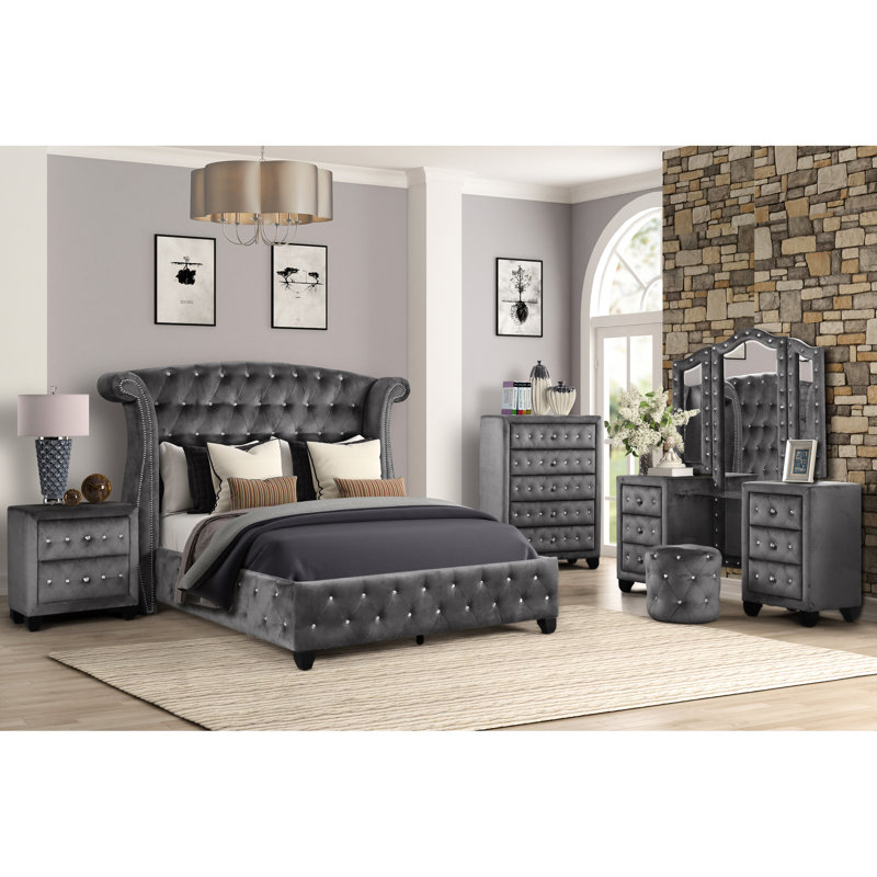 Table de chevet à 2 tiroirs de style moderne en velours gris avec détails en cristal pour la fonction de chevet et la décoration élégante de la chambre à coucher