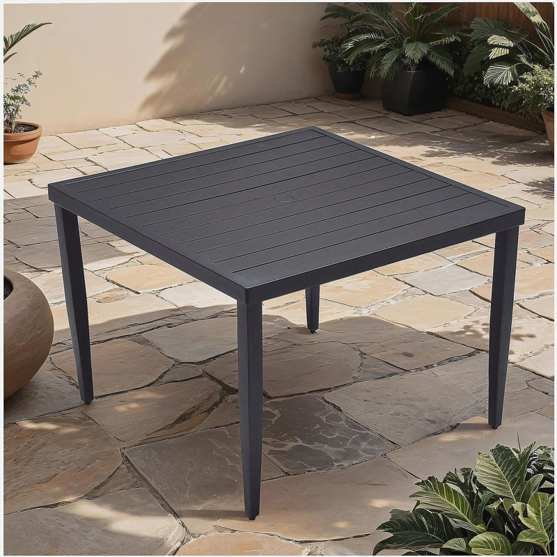 Table de salle à manger d'extérieur 40 po x 40 po avec pieds fuselés et trou pour parasol
