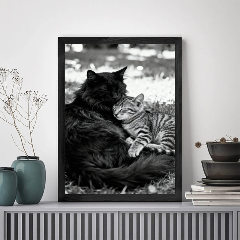 Reproduction d'art encadré noir avec chats rétro blottis ensemble dans une ambiance chaleureuse, H 25 po x l 17 po