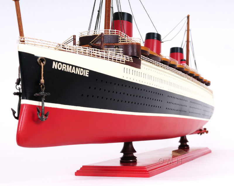 Grand bateau peint de modèle normandie, H 14,5 po x l 41 po x P 5,5 po