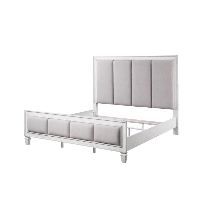Un grand lit invitant gris rustique et lin pour un espace de chambre à coucher charmant et relaxant, Grand lit