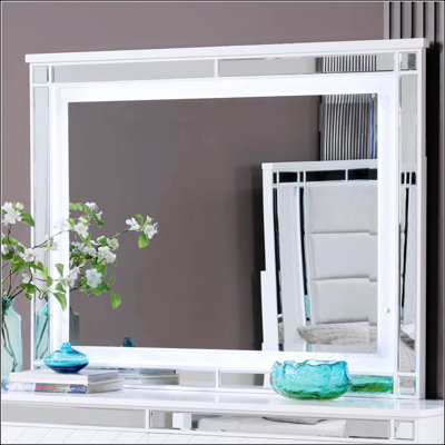 Stylish Mirror With LED Lighting, Ideal For Enhancing The Decor And Functionality Of Any Living Space