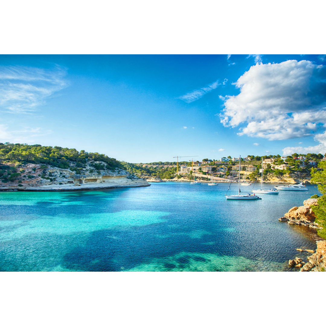 Boote und blaues Meer von Josep Bernat SÃ nchez Moner - Druck