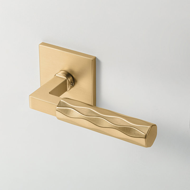 Fausse poignée de porte intérieure moderne dorée champagne Hailey avec rosette carrée et vis dissimulées