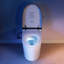 Toilette intelligente avec réservoir intégré, couvercle à ouverture / fermeture automatique, siège chauffant, chasse d'eau automatique et fonction de lavage multiple (télécommande incluse)