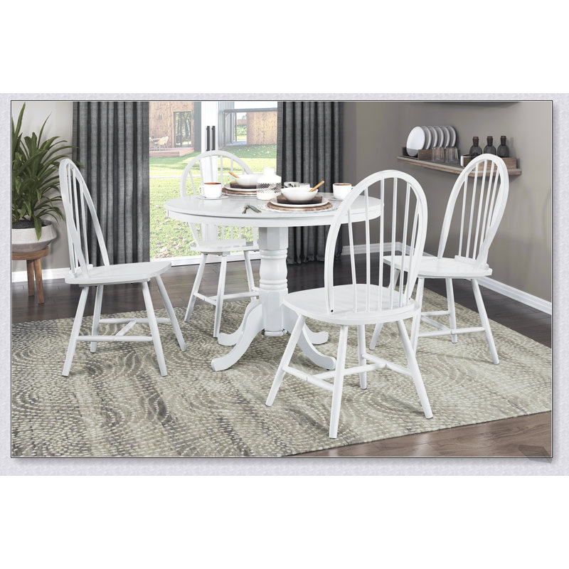 Élégante chaise d'appoint en bois pour la salle à manger, alliant style et fonctionnalité avec une fabrication robuste et un entretien facile.
