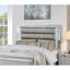 Mobilier de chambre à coucher moderne avec très grand lit et 2 tables de chevet à DEL avec panneau de verre et capitonnage horizontal argenté-129067527