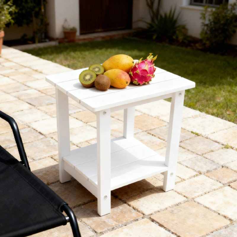 Table d'appoint Hips White en bois aux tons chauds, idéale pour le jardin et les réceptions en extérieur. Sa structure à deux niveaux offre un espace de rangement pour les sous-verres et les boissons. Son dossier ergonomique et profilé assure une assise confortable.