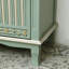 Armoire d'appoint en bois sculpté à 2 portes avec tiroirs Fienley Farmhouse, vert sauge, plateau brun rustique