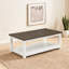 Table basse avec base en bois massif blanc doux et plateau brun, roulettes pour le salon