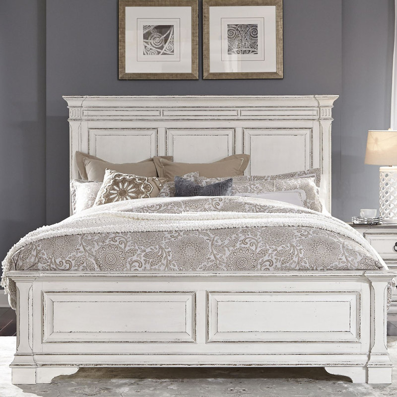 Ensemble de très grand lit à panneaux, commode et miroir, commode et deux tables de chevet, Très grand