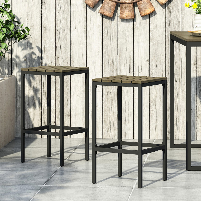 Tabourets de bar modernes en bois, paire. Gris et noir. Structure en métal avec siège à lattes pour l'extérieur. 16 x 16 x 30 pouces 2 pièces Finition sur bois, cadre. Style classique à lattes. 15,65 po x 15,65 po x 29,37 po