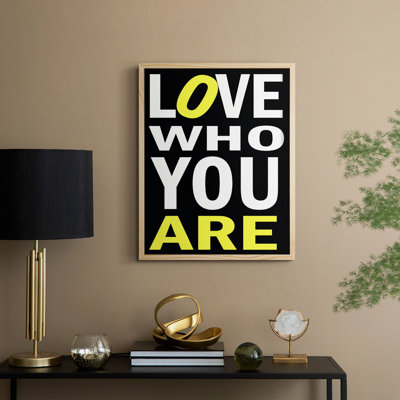 «Love Who You Are», reproduction encadrée - bois massif
