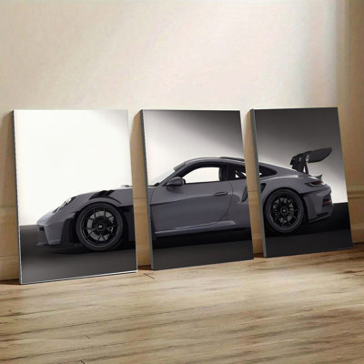 Ensemble de 3 affiches encadrées, toile murale moderne représentant une voiture de sport, impression en 3 panneaux noir et blanc d'un véhicule de course, décoration automobile minimaliste pour salon, garage ou atelier, impression giclée haute définition, tendue et prête à être accrochée.