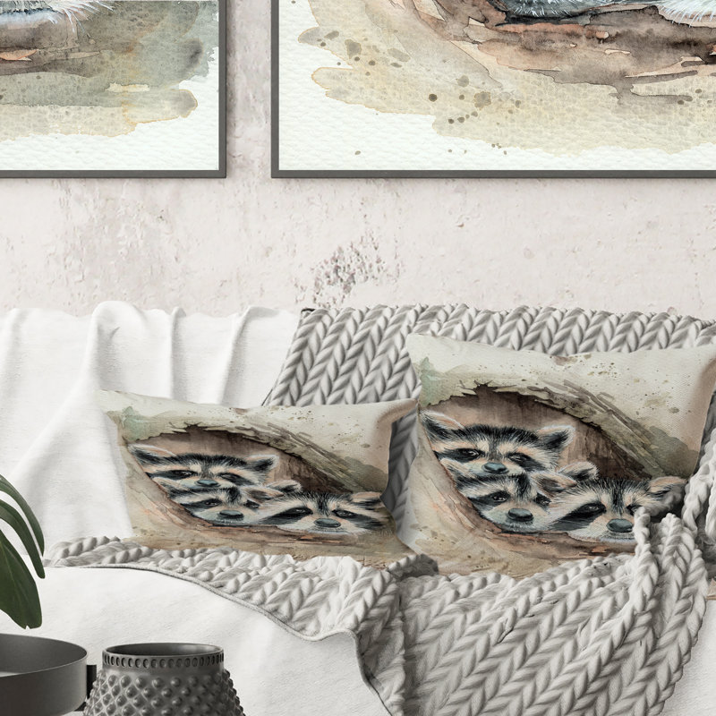 Trois jolis ratons laveurs moelleux donnant sur un arbre - Coussin décoratif traditionnel imprimé 1