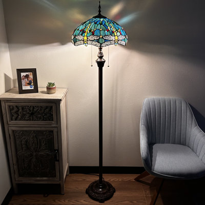 Lampe sur pied Harre Tiffany en verre coloré à base de libellule et ampoules à DEL incluses H 64 po x l 16 po x P 16 po
