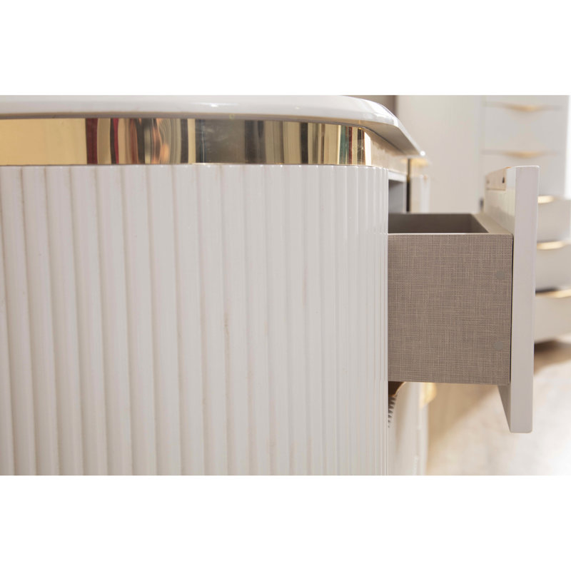 2 Table de chevet blanche avec détails dorés pour une charmante chambre à coucher à garniture dorée élégante