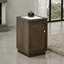 Table d'appoint 1 pièce de style transitionnel avec dessus en pierre de quartz, poignée dorée et port USB, salon noyer foncé